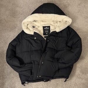 Hollister Women's Black Puffer Jacket with Cream Faux Fur Hood